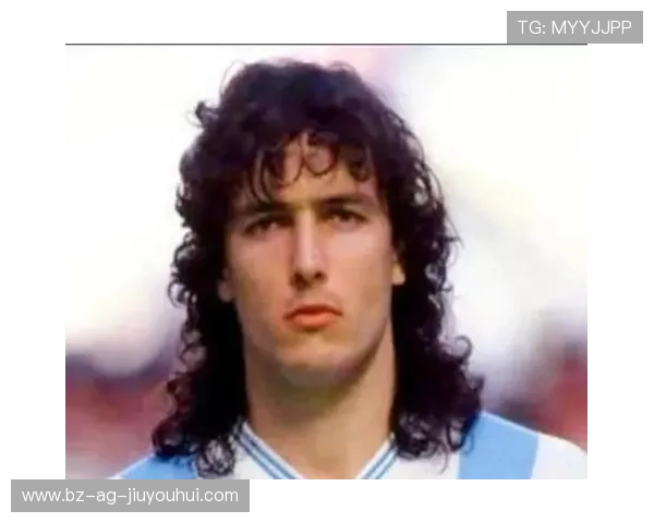 他用足球一脚撩起她的长发这一刻命运的复仇与爱同时开场